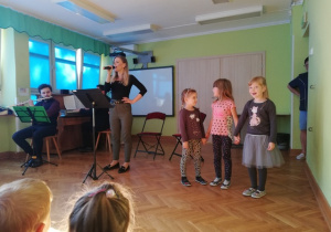 Dzieci na scenie podczas wspólnego śpiewania z artystami